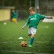 Foto de Niño jugando al fútbol