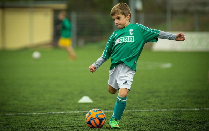 Foto de Niño jugando al fútbol