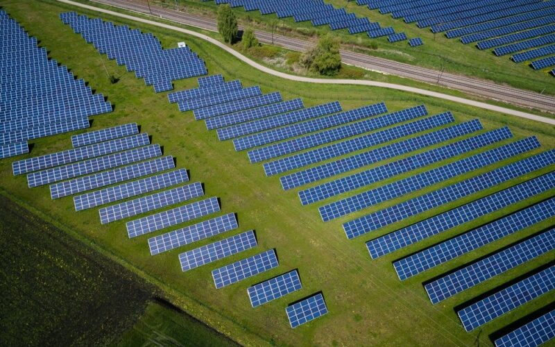 Foto de Planta fotovoltaica en terreno rural