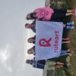 Foto de Un grupo de viajeros con la bandera de Ruteart.