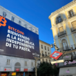 Foto de Bit2Me despliega un cartel en la Puerta del Sol de Madrid