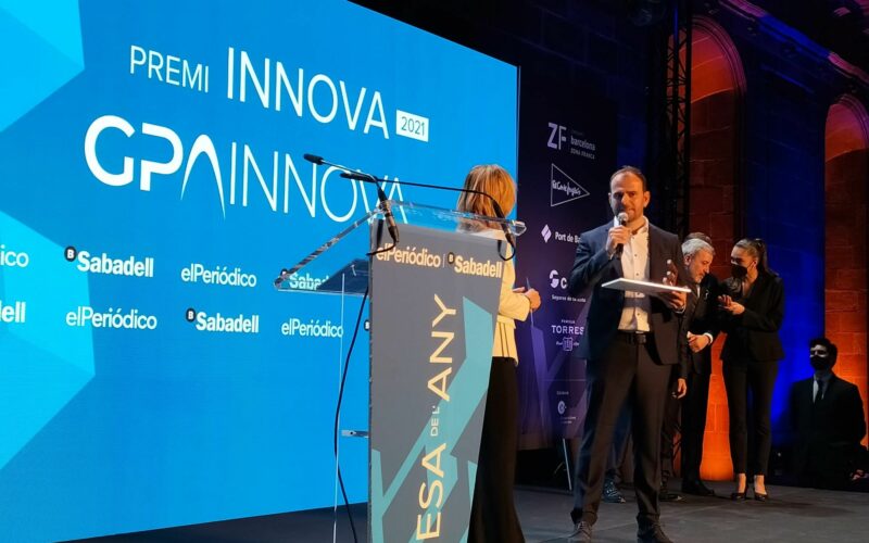 Foto de Pau Sarsanedas, CEO y fundador de GPAINNOVA, recibe el premio